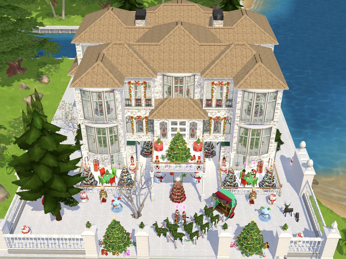 Rainey56023820's tweet photo. Santa’s Christmas home with balconies @thesimsmobile #thesimsmobile #MyBalconyBuild https://t.co/HvoSTlXwNy