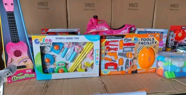 BrigitteOcamp11's tweet photo. La distribución de los regalos es parte del reconocimiento a los y las estudiantes de educación inicial, especial, primaria regular, modalidad multigrado y primaria .

#DiciembreAlegriasFamiliares https://t.co/ipOvEDvImw