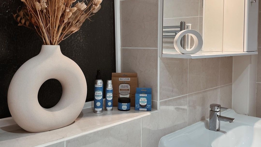 A #skincareroutine to get you through #winter! ❄️ The #cold weather can cause dryness as well as redness in our facial skin since it's so exposed to the elements - this routine soothes, #calms &amp; #hydrates skin all day long 🌊

📷 axandco_