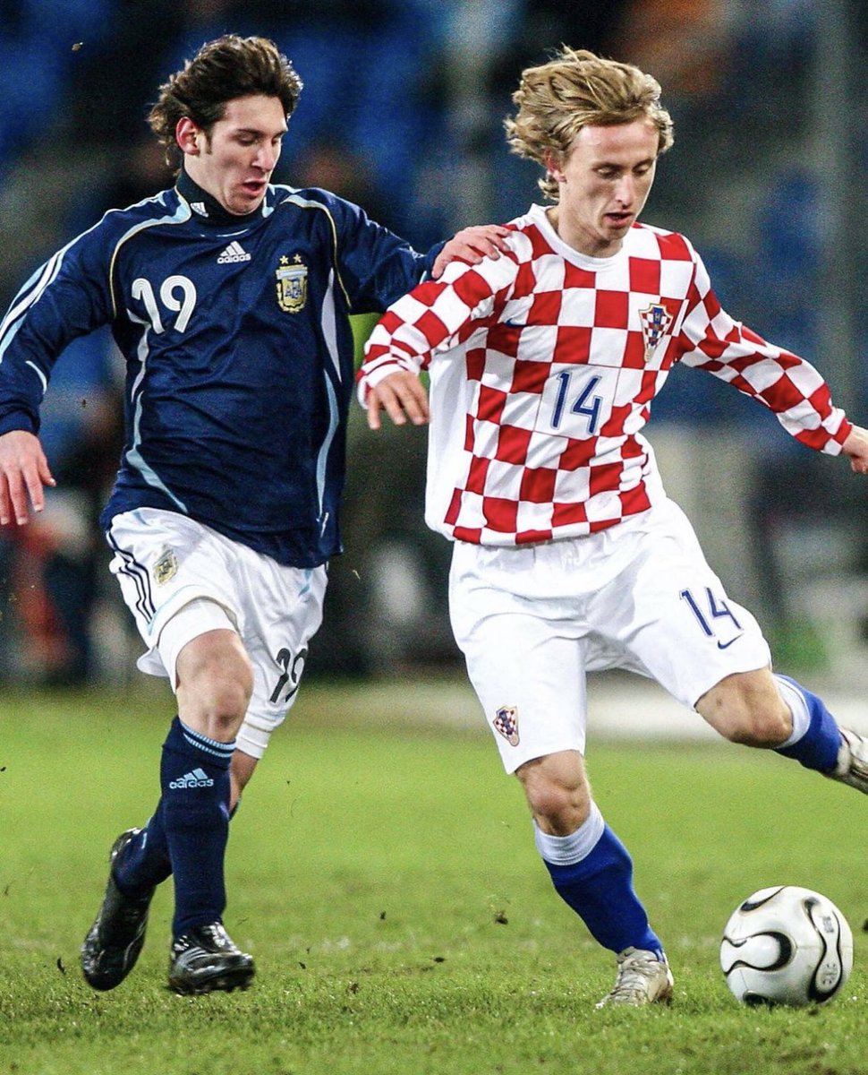 433's tweet image. In 2006, Argentina faced Croatia in a friendly ⚔️

🇭🇷 Luka Modrić made his debut for Croatia

🇦🇷 Leo Messi scored his first goal for Argentina 

1️⃣6️⃣ years later, they meet in the WC semis 😲