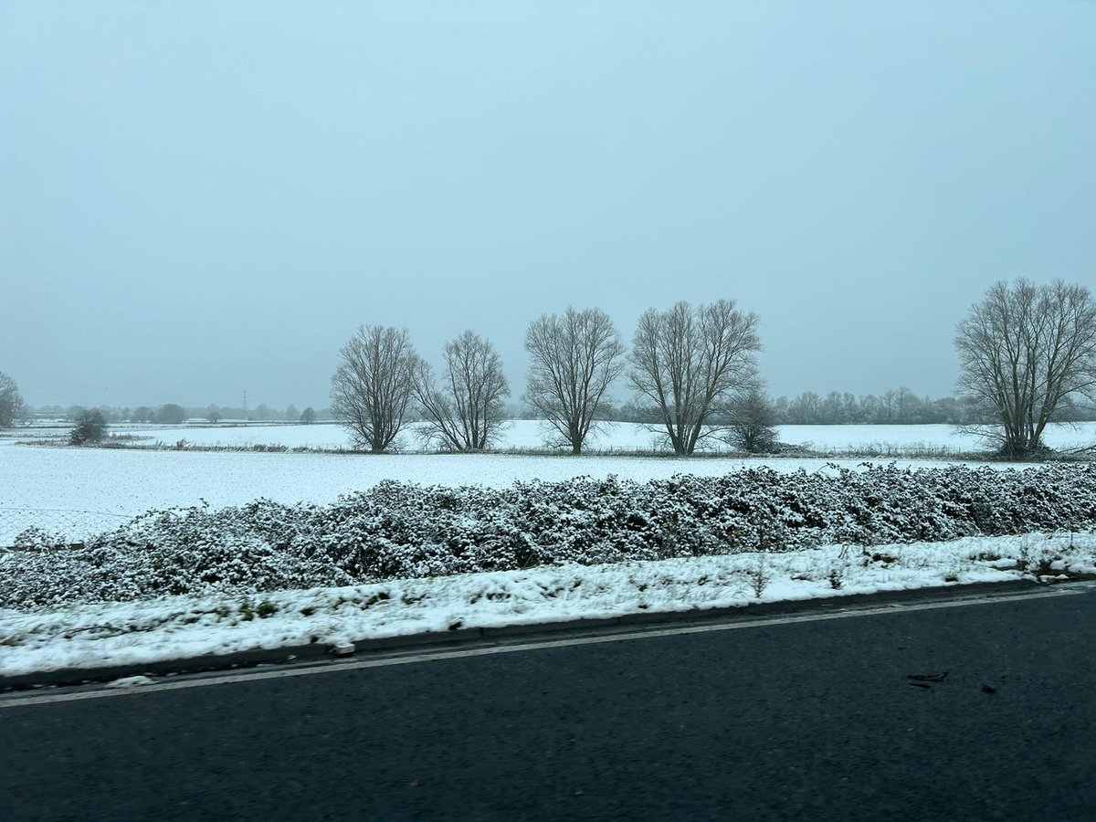 HelenDeCourcy's tweet photo. On the way to Gatwick. Lovely scenery of the white stuff. 🌞 https://t.co/6b6HbTEE16