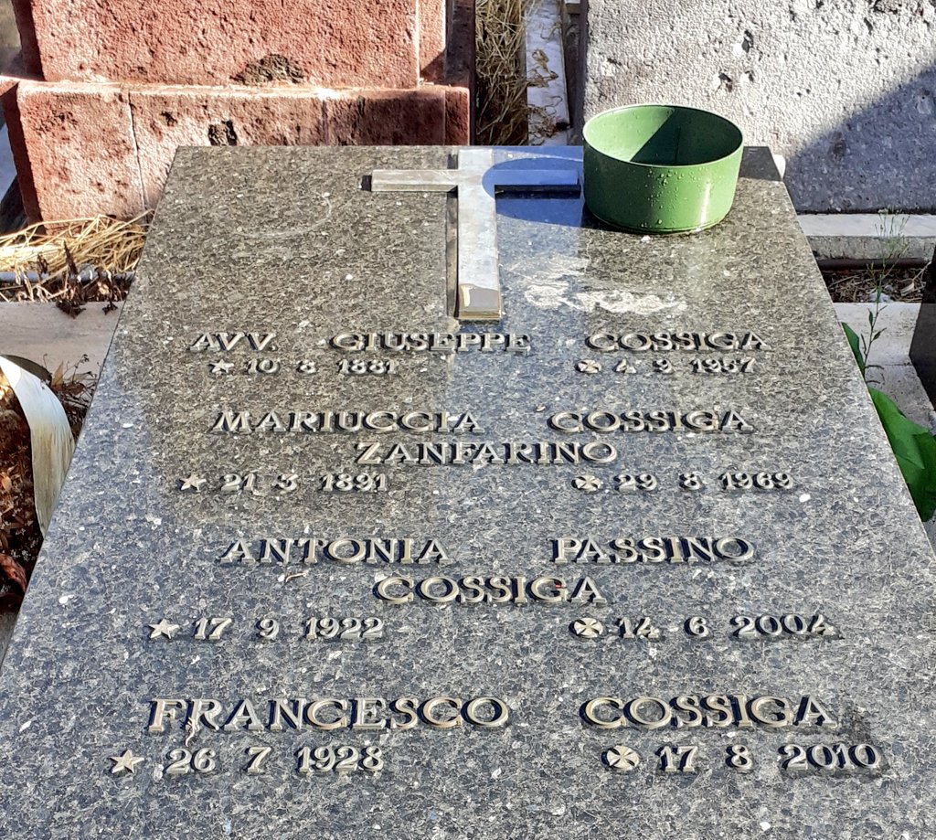 Enrico Berlinguer era di lontana origine catalana. Francesco Cossiga era di lontana origine corsa.
E i due erano cugini. 
-
La madre di Enrico Berlinguer, Mariuccia Loriga, era cugina di Maria Zanfarino, madre Francesco Cossiga.