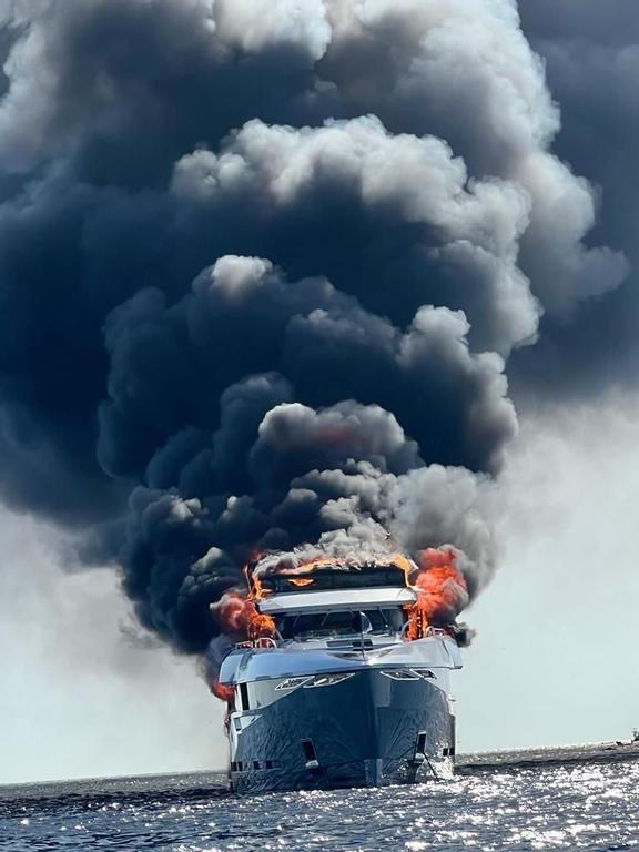 transportesgob's tweet photo. La Capitanía Marítima de #Ibiza ha dirigido los trabajos de reflotamiento del yate #AriaSF, de 45 m de eslora, que se incendió en agosto frente a la costa de Formentera, en una zona natural protegida, y quedó hundido en #CapMartinet, a 15 metros de profundidad. https://t.co/GyHAzClymX