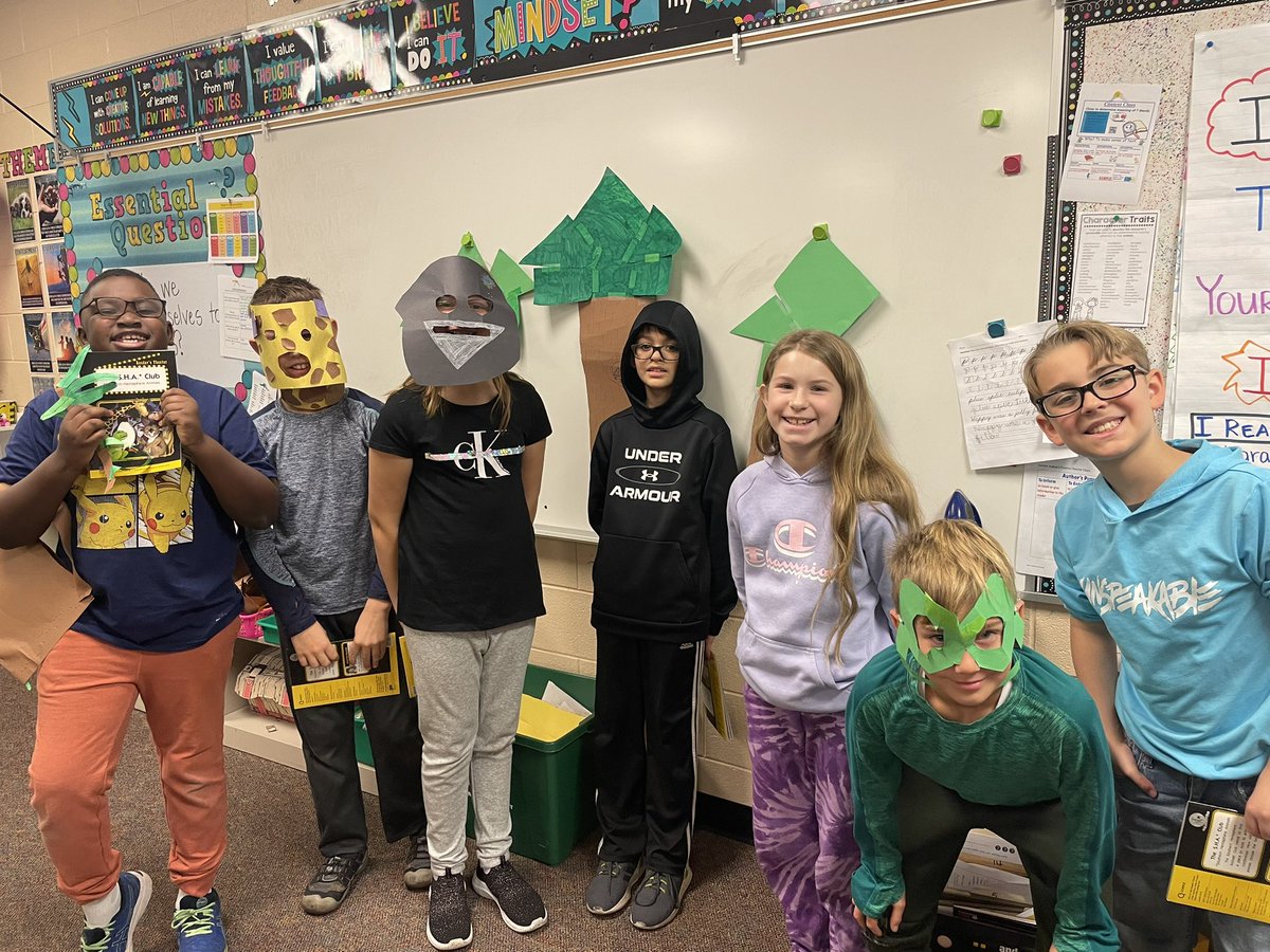 bwillix2's tweet photo. Always a fun time doing readers theater and even bringing back a special guest for our audience 😉#winfield34 @drteach7 https://t.co/NcbRLAkbJh