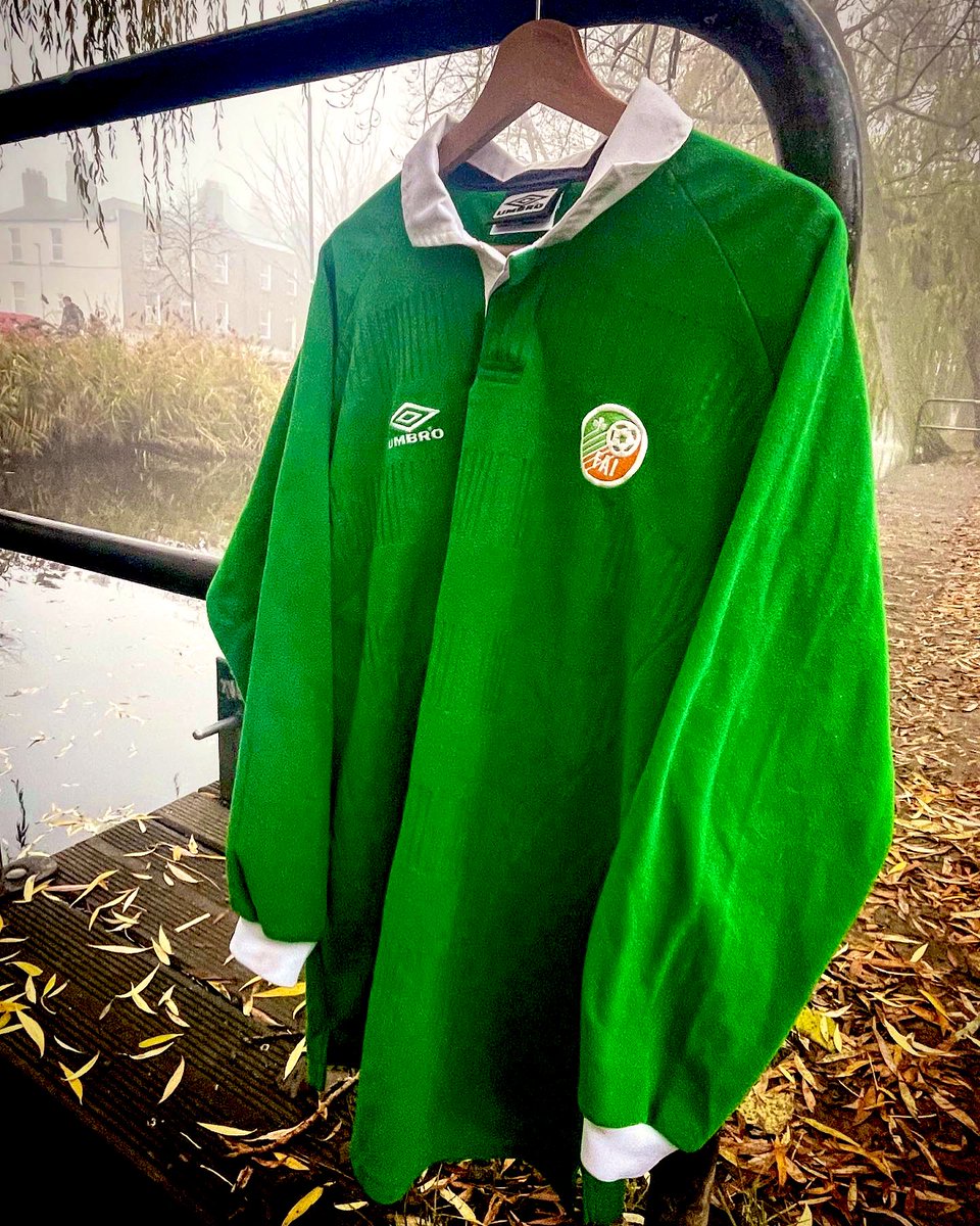 calciocouture's tweet photo. 2002 World Cup qualifiers. Need I say more. As one of my first Ireland shirts as a kid, I couldn’t help pick up this long sleeve player spec from @VSVINTAGESPORTS despite having the replica short sleeve version. The fabric is absolutely nuts, but I love the simplicity/memories. https://t.co/G610TrHFeK