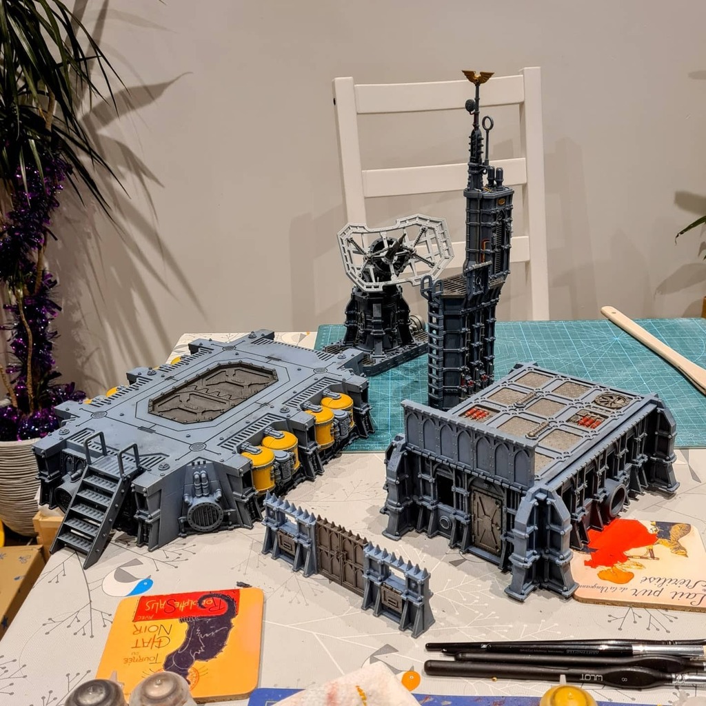 Gradually making progress with some new terrain. Gradually getting through the herald and base coats, then planning to do a good coat and oil pin wash to bring out all those bolts!

#gamesworkshop #warhammer40k #paintingwarhammer #wip #citadelpaints #citadel #scifi #sciencef…