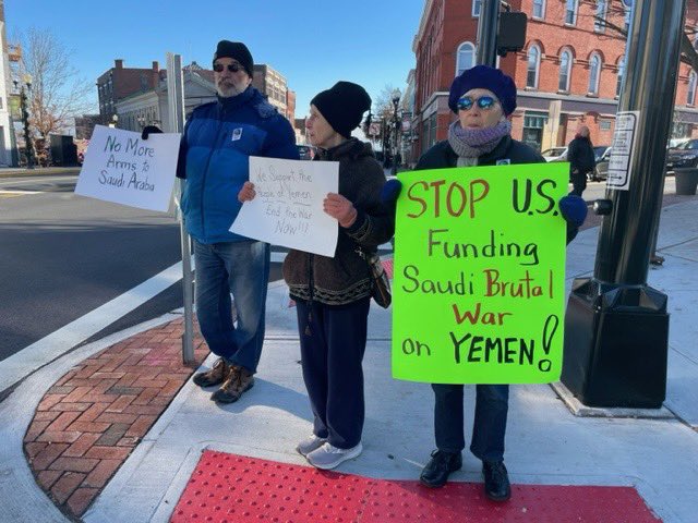 NJ residents called on <a href="/SenatorMenendez/">Senator Bob Menendez</a> #humanrightsday in Jersey City, Montclair NJ, and NYC’s Union Square to break his silence &amp; support the Yemen #WarPowers Resolution 🇾🇪
#yemencantwait. RT to support.

✊☮️🪧🗣️📢🕊️

Photo credits: Hideko Otake, NJ Peace Action