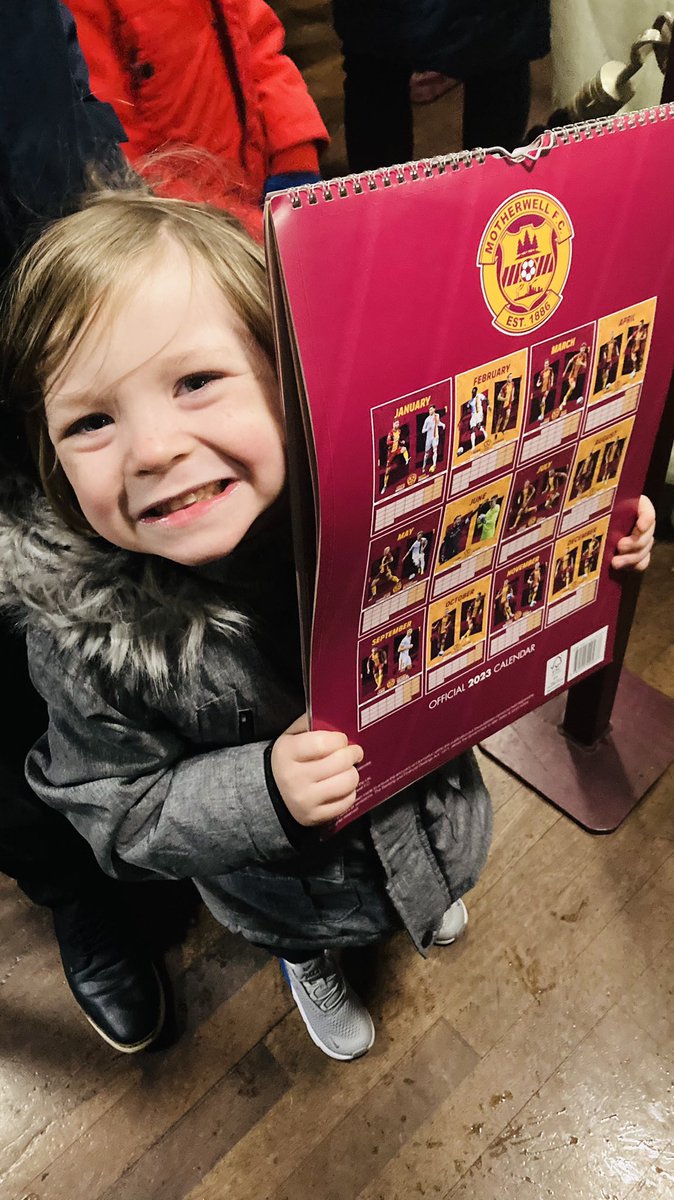 Buzzing to see his fav player, Kevin van Veen <a href="/MotherwellFC/">Motherwell FC</a> Calendar Signing ⚽️⚽️