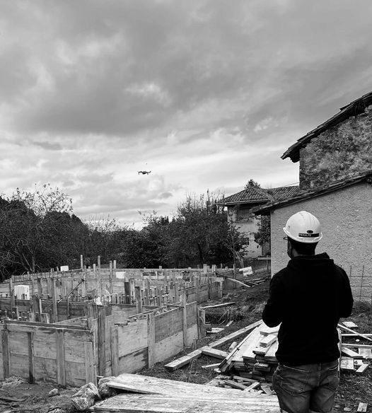 PERALTE_AS's tweet photo. Los #drones una herramienta casi imprescindible en la #construcción. Nuestros socios #LumoArquitectos es operadora de drones registrada en @AesaSpain con 3 drones y 3 pilotos. #Peralte, también ofrece este servicio.
#sectorconstrucción #controlpordrones #drone https://t.co/aAGTpIxYAR
