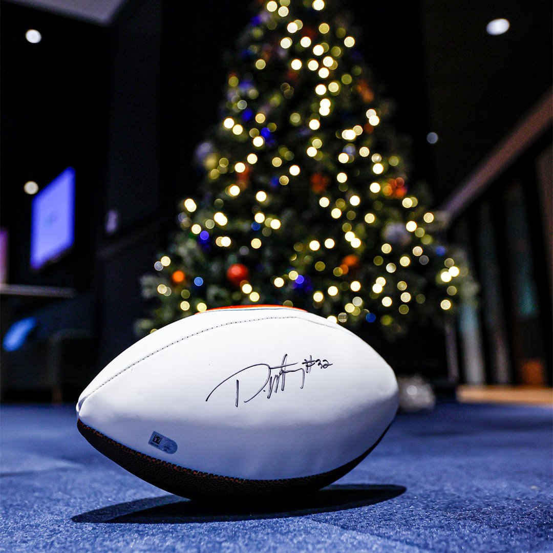 Chicago Bears (@chicagobears) on Twitter photo Our 🎁 to you
RT for the chance to win a <a href="/MontgomerDavid/">David Montgomery</a> signed football!
#ProBowlVote Our 🎁 to you
RT for the chance to win a <a href="/MontgomerDavid/">David Montgomery</a> signed football!
#ProBowlVote