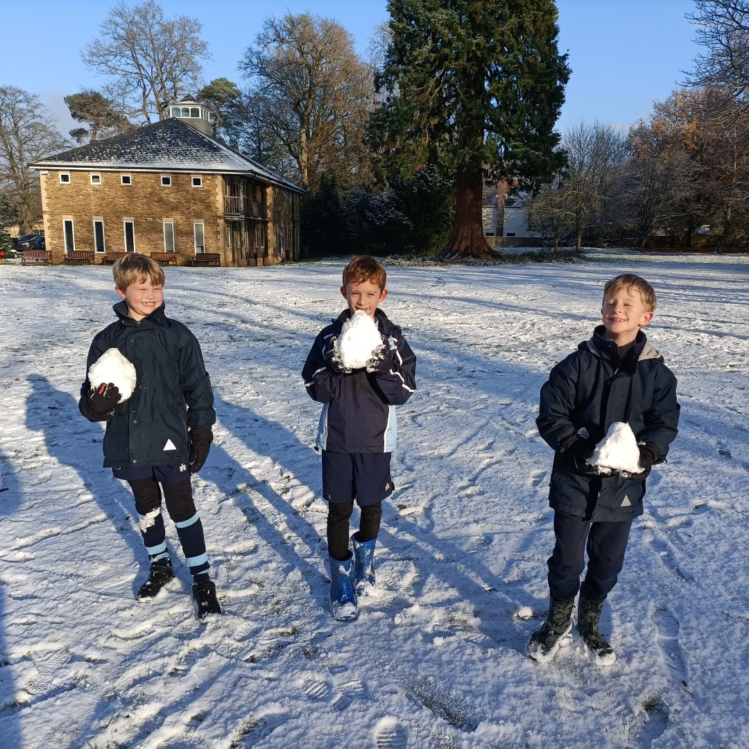 Farlington_Sch's tweet image. The pupils had a LOT of fun in the snow today!

#wearefarlington #snowday #lastweekofterm #countingdownthedays #togetherwecan