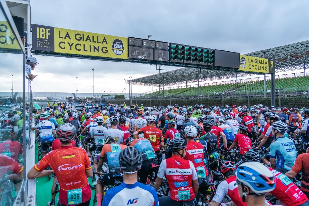 Sono già aperte le iscrizioni alla #GiallaCycling che si terrà a metà settembre 2023 all’interno di Italian Bike Festival. Ci sarà una granfondo strada, una cicloturistica, un raduno gravel e diverse gare dedicate al settore giovanile. Più info al link
bikelikethis.com/la-gialla-cycl…