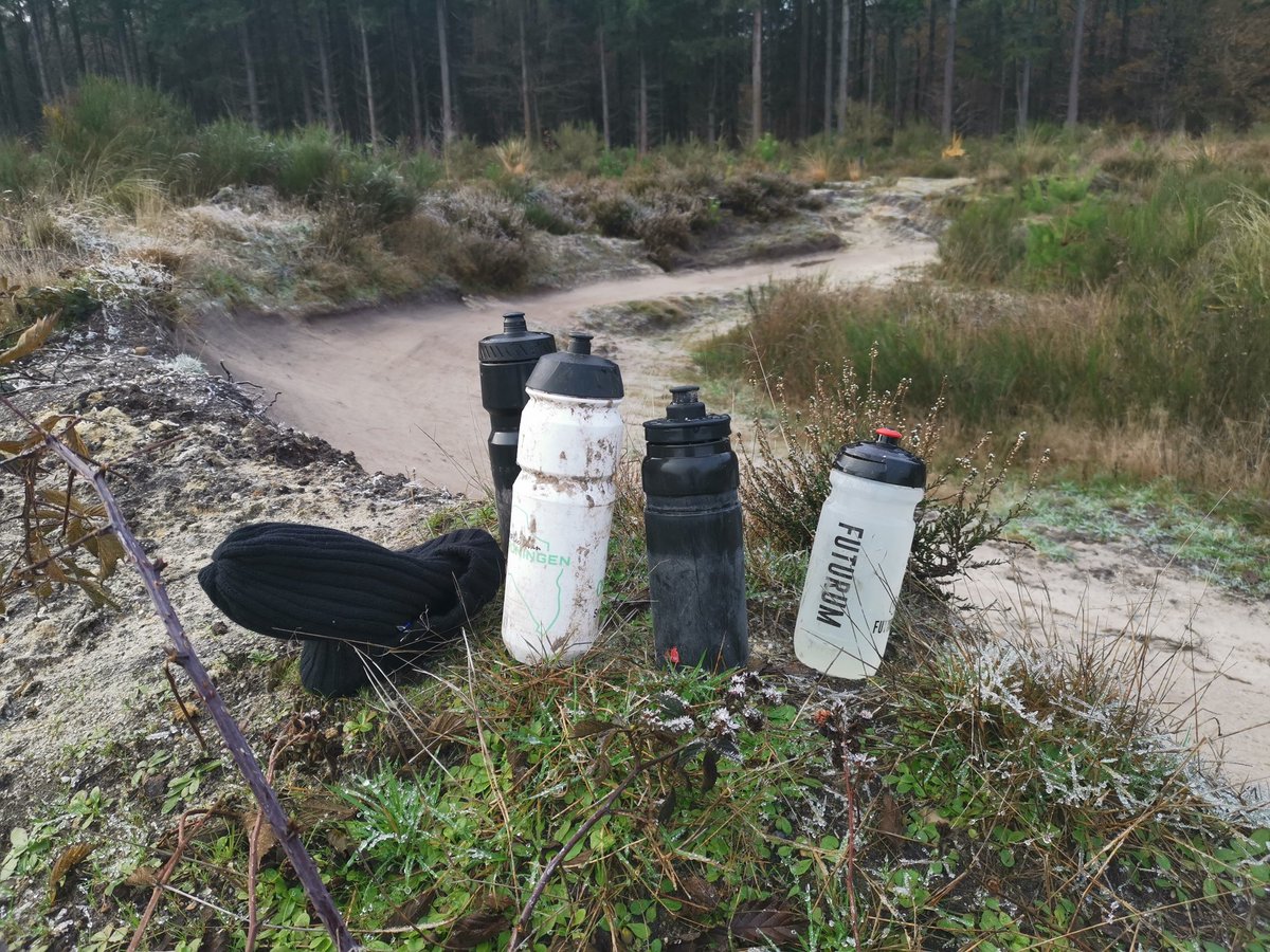 Ben je toe aan een verfrissende slok, is je bidon voor zichzelf begonnen. Blijft mooi, de #mtb route #Gieten #Gasselte in het bos bij onze #groepsaccommodatie mooiplekkie.nl