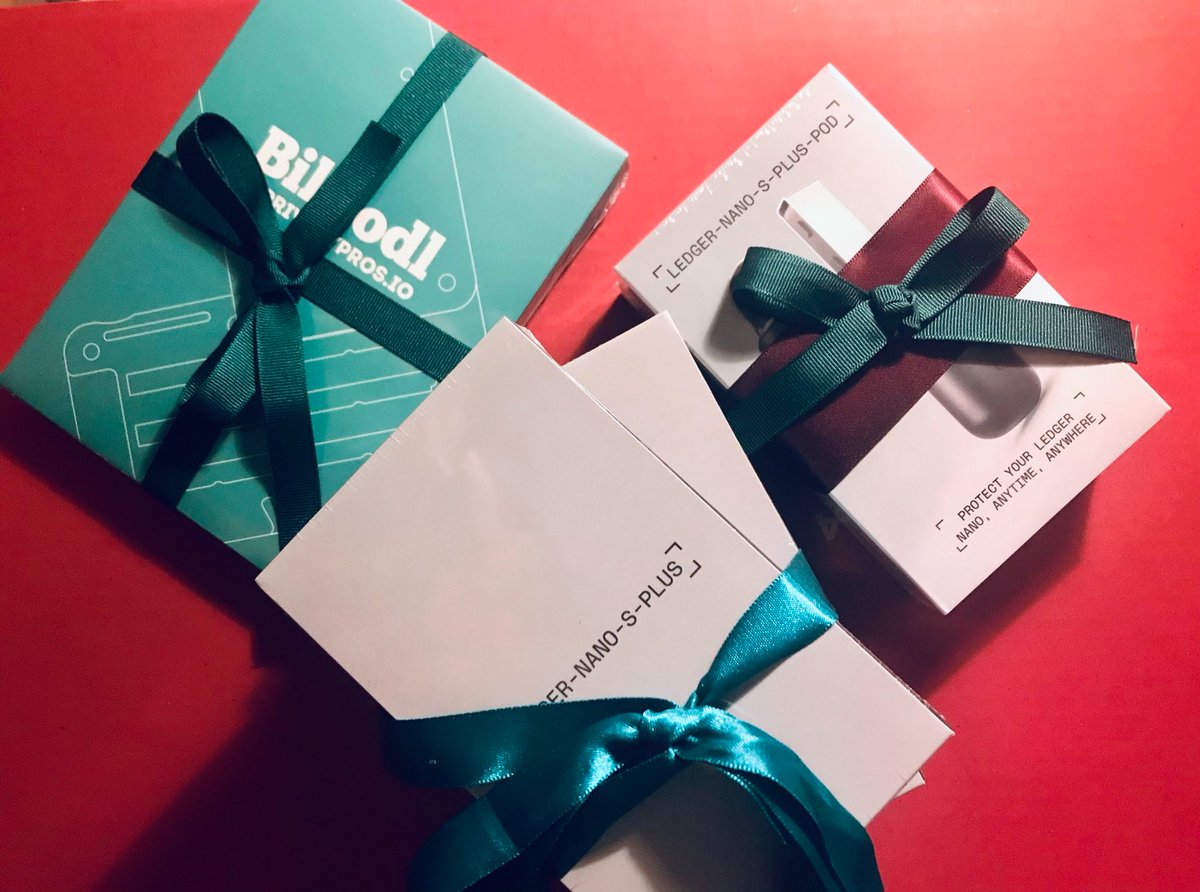 bitgen_platform's tweet photo. 🎁Les cadeaux sont là, encore 12 jours avant le tirage des gagnants ! 

Venez participer pour tenter de remporter l'un des lots ! #giveaway #noel #crypto #bitgen #ledger https://t.co/A7F9ob9Lzp