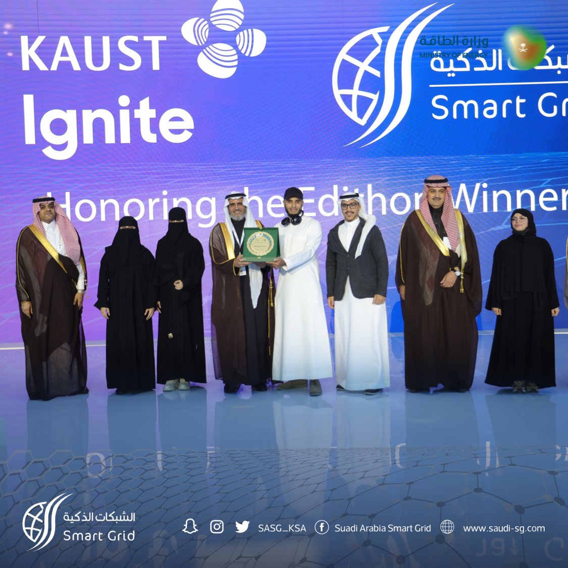 SASG_KSA's tweet photo. تعقيباً على اختتام أنشطة أيدياثون الشبكات الذكية #KAUSTIgnite الذي أقمناه بالتعاون مع @KAUSTinnovation، كرم المؤتمر الفرق الفائزة التي طورت حلولاً لتحديات قطاع الطاقة والمياه محلياً ودولياً، وهي فريق قطرة ماء، فريق واعي، وفريق بيتس. https://t.co/5BZbQsXFUA
