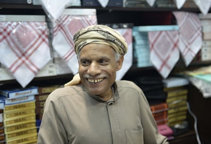 صاحب الأمانة الحضرمي سالم باسباع قبل ٥٢ عاماً وهو متواجد بالكويت وأثناء الغزو العراقي الغاشم كان يعمل في احدى محلات الذهب لم يسرق بل احتفظ في ٧٠ كيلو ذهب ودفنها تحت الارض اعتقل من قبل الغزاه وعذب وبعد التحرير عاد الى الكويت وسلم الذهب الى أصحابه ولازال متواجد بالكويت