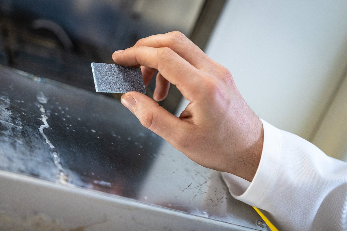 Mae deunydd newydd arloesol, wedi’i wneud o gragen cregyn gleision, sy’n gwarchod cartrefi gam yn nes at fod ar gael ar y farchnad, diolch i gydweithio rhwng <a href="/Pennotec/">Pennotec.com</a> a gwyddonwyr ymchwil deunyddiau <a href="/BCBangor/">BioComposites Centre</a>, gyda chefnogaeth cyllid <a href="/innovateuk/">Innovate UK</a>. 
Mwy: bit.ly/3UR6HnA