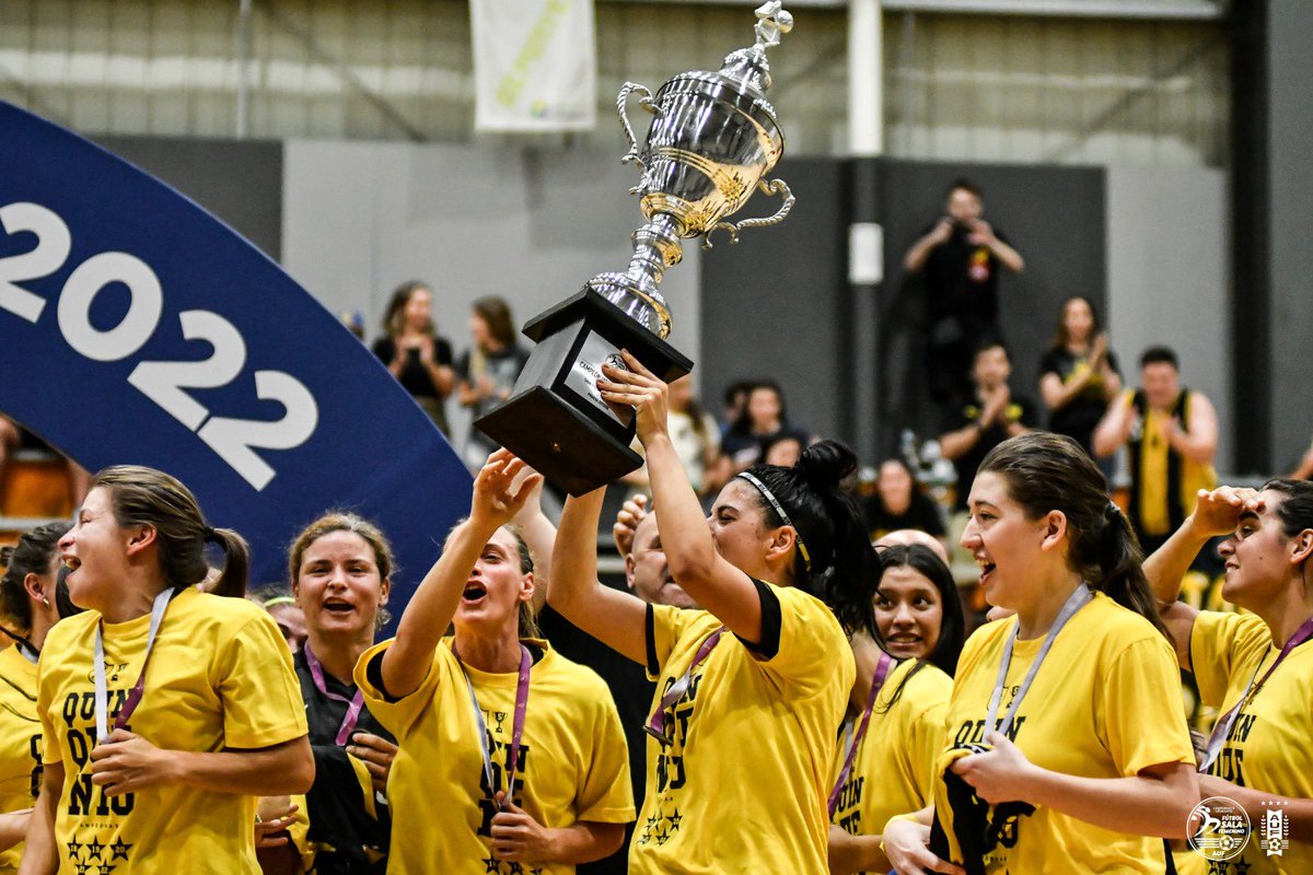 NicoDeLeonOrue's tweet photo. El Fútbol Sala Uruguayo en Primera División tiene a PEÑAROL como su dueño desde hace años.En masculino Tetracampeón y en femenino Quinquenio🟡⚫️

Ambos jugarán Libertadores en 2023🔜

La apuesta de los directivos del club viene dando sus frutos desde hace años🏆

📸@AUFfutbolsala https://t.co/ln8VKQzL6y