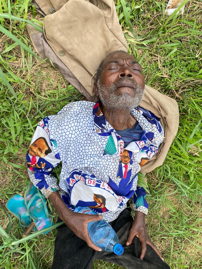 MimiMefoInfo's tweet photo. An elderly man was discovered alone and unconscious in Mboppi, #Douala by locals who alerted Gendarmerie officials on Sunday.

"He identified himself as Nduk Sampson, lives in Ndogpassi, but could not give us any contact or information about his relatives," said our source. https://t.co/6cWuPr4GdJ
