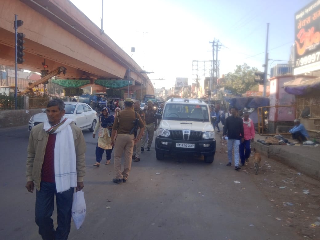 Agratraffic's tweet photo. आज विशेष अभियान के अंतर्गत बेहतर यातायात व्यवस्था बनाने के उद्देश्य से वाटर वर्क्स चौराहा पर #ADCP_traffic  के नेतृत्व  में यातायात पुलिस कमिश्नरेट आगरा  द्वारा अस्थाई अतिक्रमण को हटवाया गया और भविष्य में अतिक्रमण न करने की चेतावनी दी गई। @agrapolice https://t.co/I0vSqBSoe8