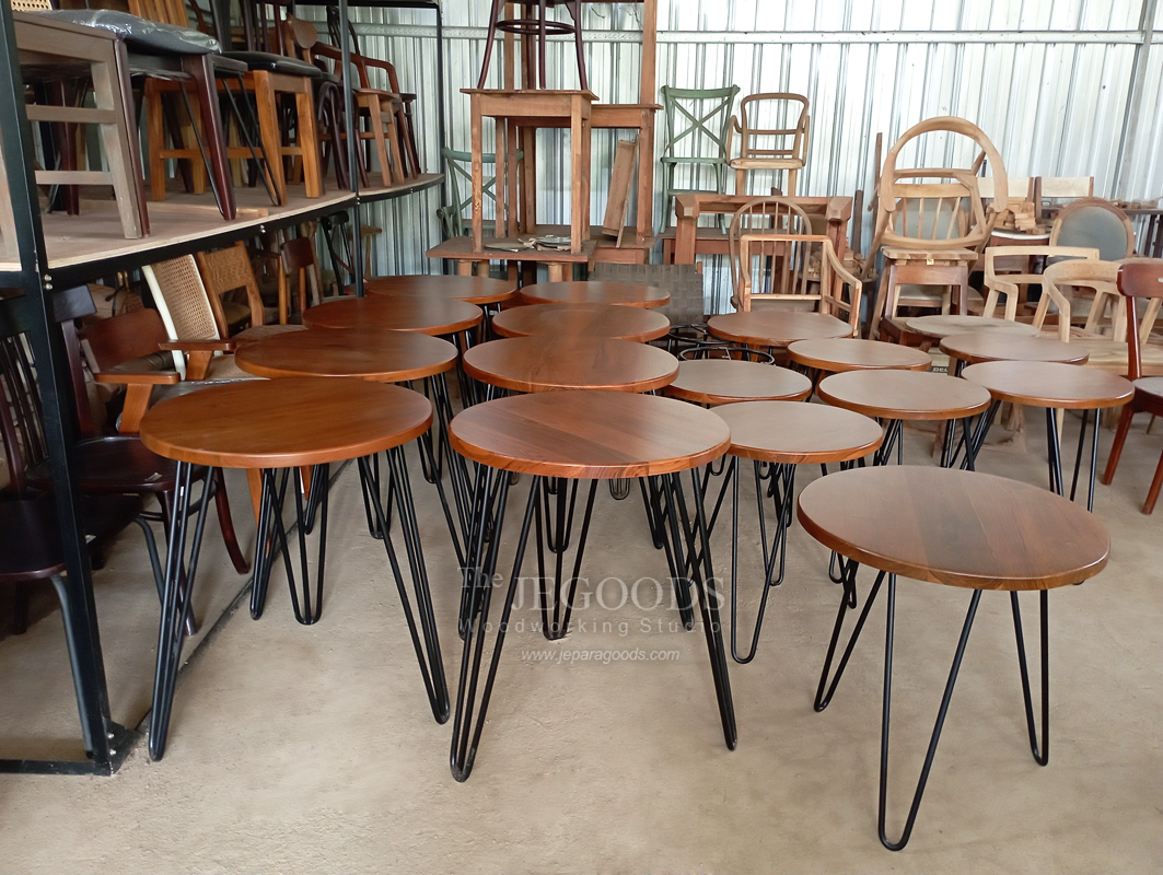 We manufacturing urban industrial table for cafe, iron hairpin style! Black iron with teak wood, timeless!. black lacquer finish. Stunning! 

#indonesiafurniture #rusticliving #jegoodsmebel #furnituremanufacturer #interiordesign #interiorstyle #industrialfurniture #ironwood