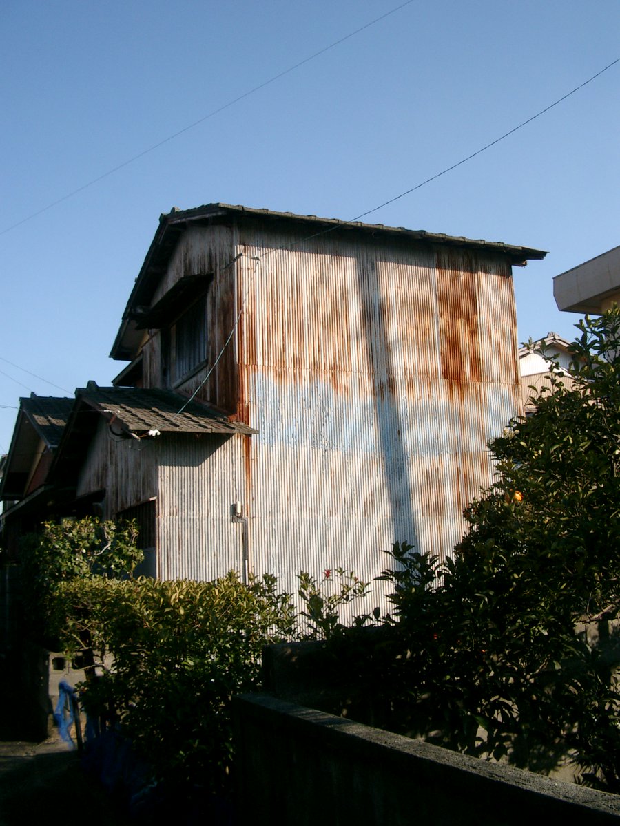 「昭和な建物もメチャ撮ってますね。町内にはこういう家が多々残ってて、散歩がてらにパ」|松本森男のイラスト