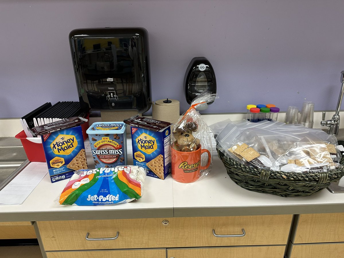 MsOnFire2Nspir3's tweet photo. Today in iCan STEM, we’re exploring the science in two of our favorite holiday treats ~ Hot Chocolate and S’mores! #EdibleScience #OnFireToInspire #iCanSTEM https://t.co/PWEzUTw5DA