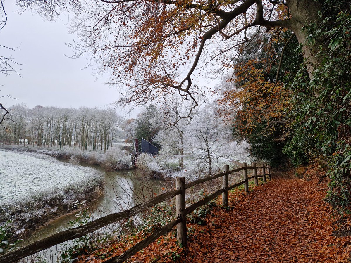 🍂When autumn makes way for winter❄️

#Winter #SnowDay #SnowWay #Icy #Snowflakes #Leaves #Walks #WinterWalks #DaysOut #Colours #ChangingLandscape #MondayMotivation #MondayMood #MondayVibes #FreshWeek