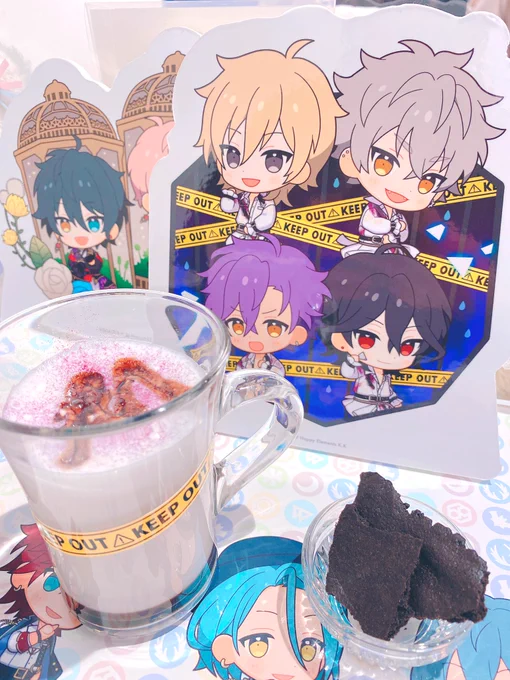 アニカフェ後半やっと行けた紅梨さんいつもありがとうございます今日はクレビご飯にヴァルアンデドリンクにした!アンデのやつチョコレートドリンクになるから最高〜〜〜!ステッカーアンデ揃ってはっぴー 