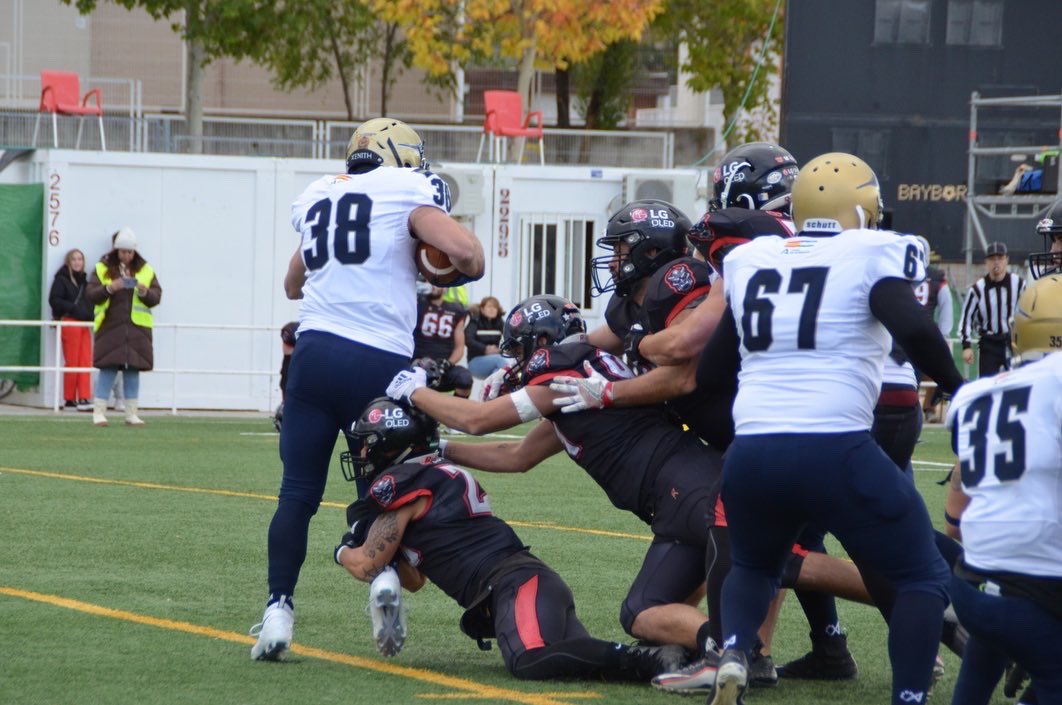MBlueDevils's tweet photo. Algunas imágenes de Mairena Blue Devils en la Copa de España vs @BlackDemonsFA 🏈🇪🇸😈
📷 By @liadkx
@MairenaAljarafe @FEFA_Spain @FAFA_Andalucia @Aunmetrode #MairenaDelAljarafe #Sevilla #FútbolAmericano #Tackle #BeHardBeDevil https://t.co/7YzUSMj2yM