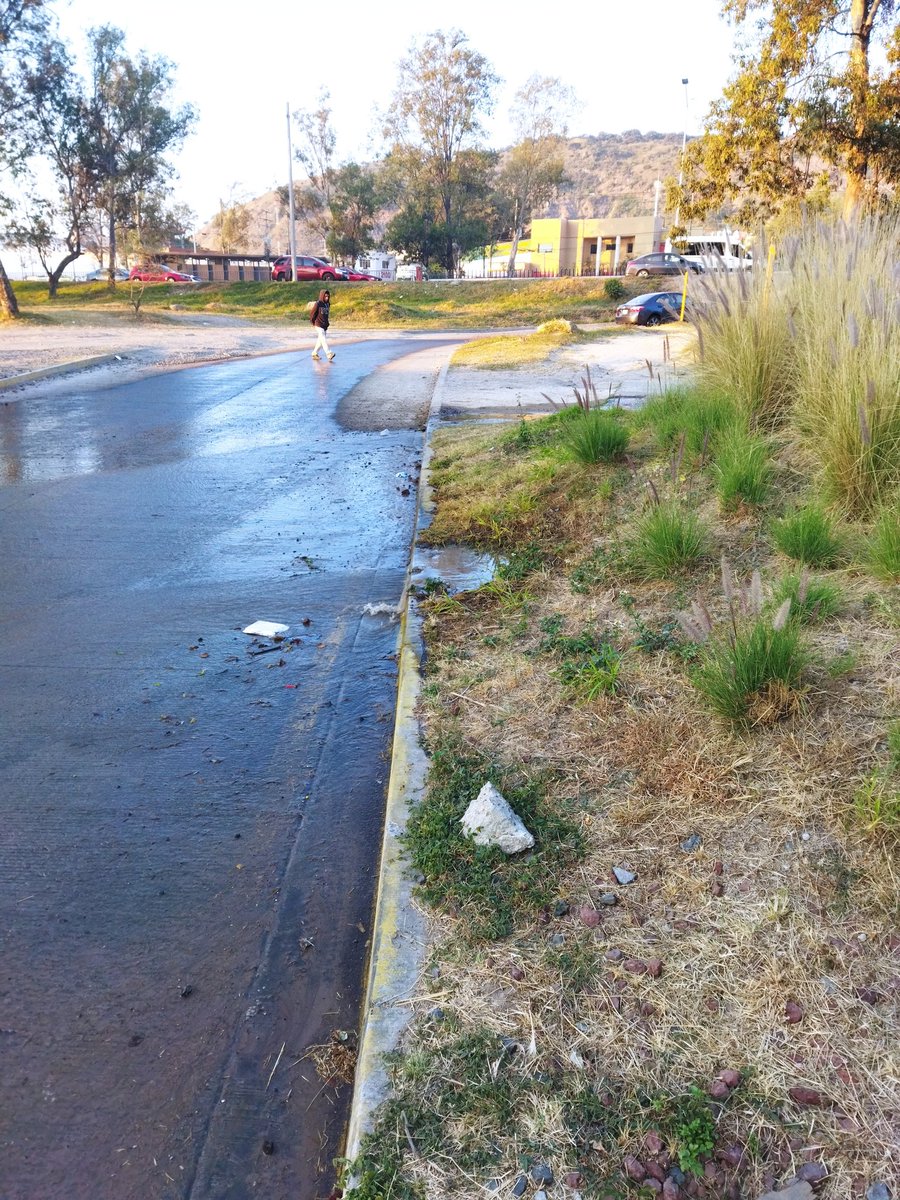 Ojo <a href="/siapagdl/">Siapagdl</a> fuga de agua en avenida economos y emiliano Zapata casi periférico en Zapopan lleva dos días reportada desde antier