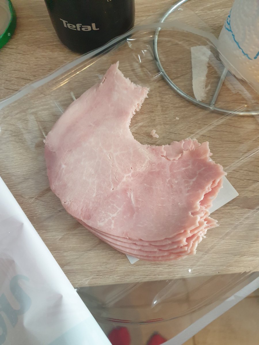 DENTlSTE's tweet photo. je recherche la personne qui a realisé cette trace de dent dans mon jambon durant la pause de midi au cabinet de dentiste de clemensac https://t.co/HJqGREAAO1
