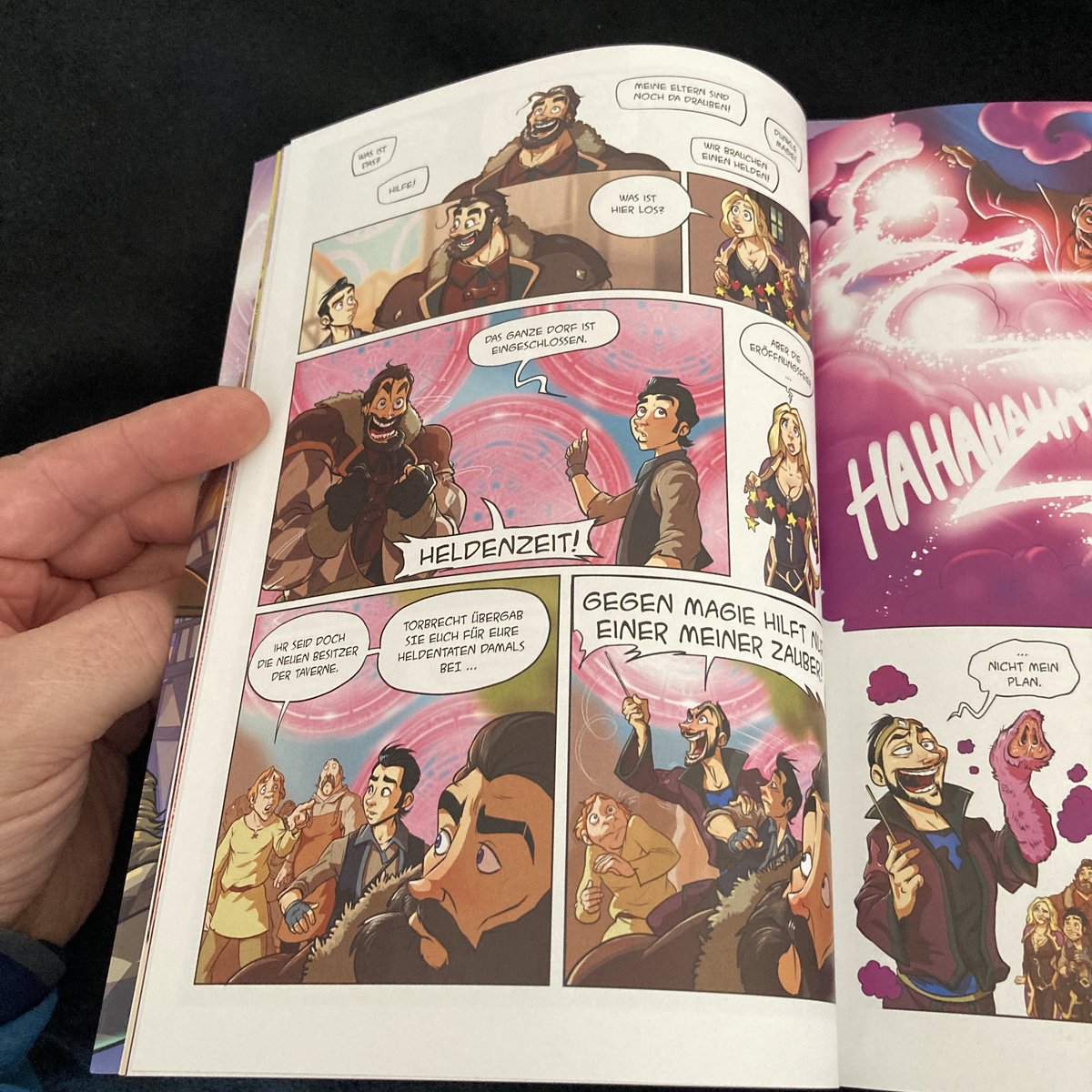 kwimbi1's tweet photo. Gerade #frischeingetroffen HORDE Band 1 – QUESTE VOR DEM FESTE von und mit @Kleifferson @Gronkh @TheLizaGrimm @xPandorya @PhunkRoyaI!
#neueComics #Fantasy #PnP #Adventure
#Werbung
https://t.co/YDlatKmbkM https://t.co/BNAGKMEVGK