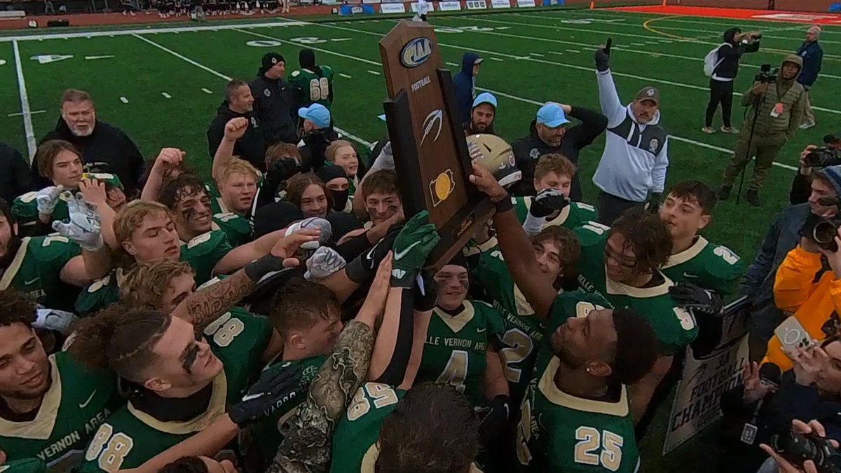 EdOBrienCFB's tweet photo. Final seconds of Belle Vernon’s win and trophy presentation. @Preps_247 @BVAFootball https://t.co/A51fg3bI7b