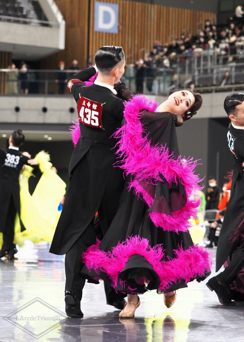【冬全2022】
F5位 437秋江・金中組(立命館) 
個人的に決勝でとても目を奪われた一組！重厚でいながらなめらかでコンティニュアス、スローの特徴がものすごく美しく表現されていて麗しかった～～！！
高貴な雰囲気だけど振り乱されるピンクの羽が大胆さを添えていてまた良さ…