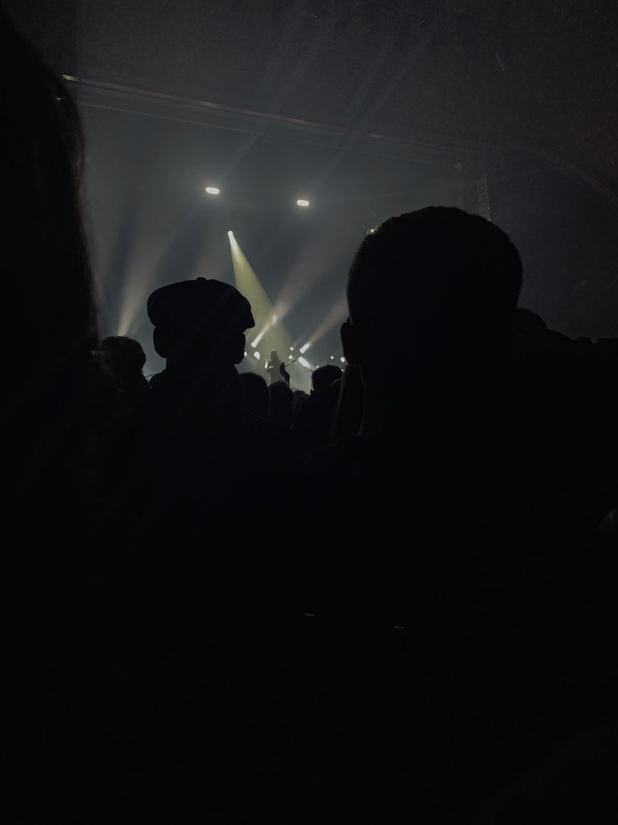 When the crowd aligns nicely for the 4ft11 at <a href="/BlossomsBand/">BLOSSOMS</a>