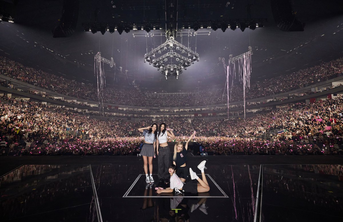 lowri0694's tweet photo. Posso finalmente dire di avere una foto con le pinks 🤡 però sapere che lì in mezzo ci sono anch'io mi fa strano 🥺 le mie bellissime ragazze 😭
#BLACKPINK #BORNPINKinCologne https://t.co/Kd8XVH5ZqR