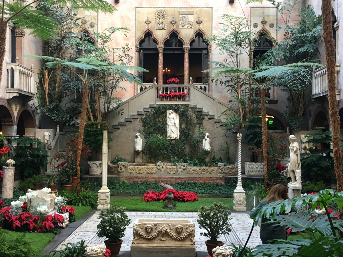 It's #NationalPoinsettiaDay! For many people, the white, red and even green varieties signify the upcoming holiday season.The flower is prominent in our Courtyard Holiday Garden Display - on view now. Advance tickets required: bit.ly/3EyqvG2