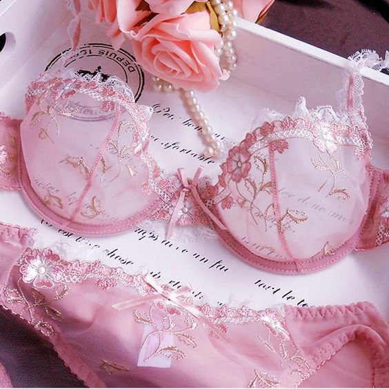 BrabblyHQ's tweet photo. Bra lesson;
Wearing a supportive bra from an early age helps maintain skin elasticity.
#bra #supportivebra #skincare https://t.co/TishB8hZSG