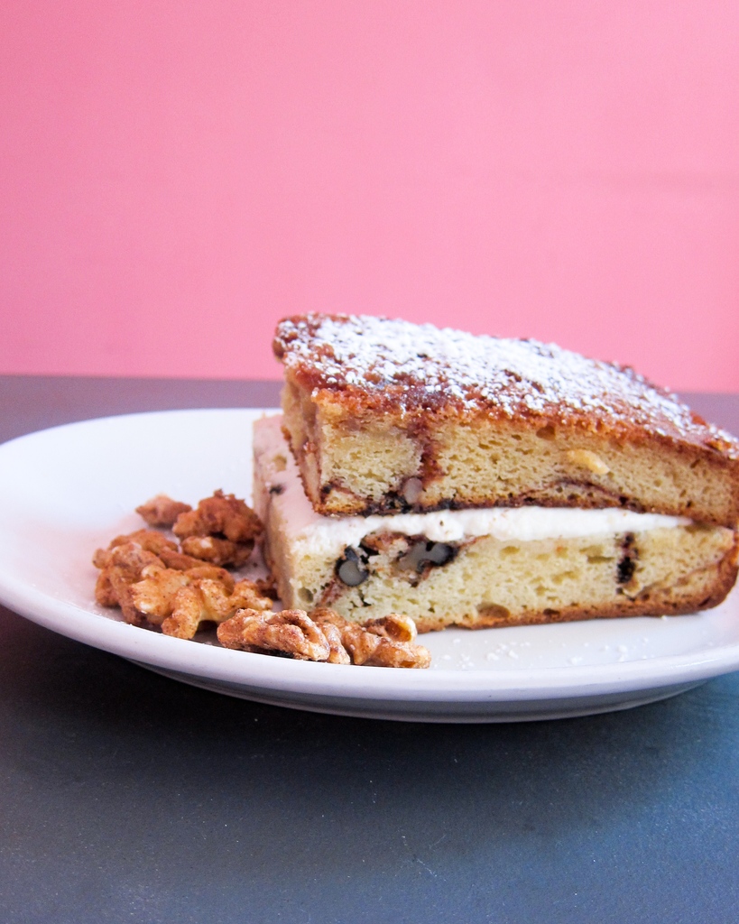 How do you do Mondays? We do it with cinnamon-walnut-sour cream coffee cake layered with cream cheese! 🥰

#chicagobrunch #chicagorestaurant #chicagocafe