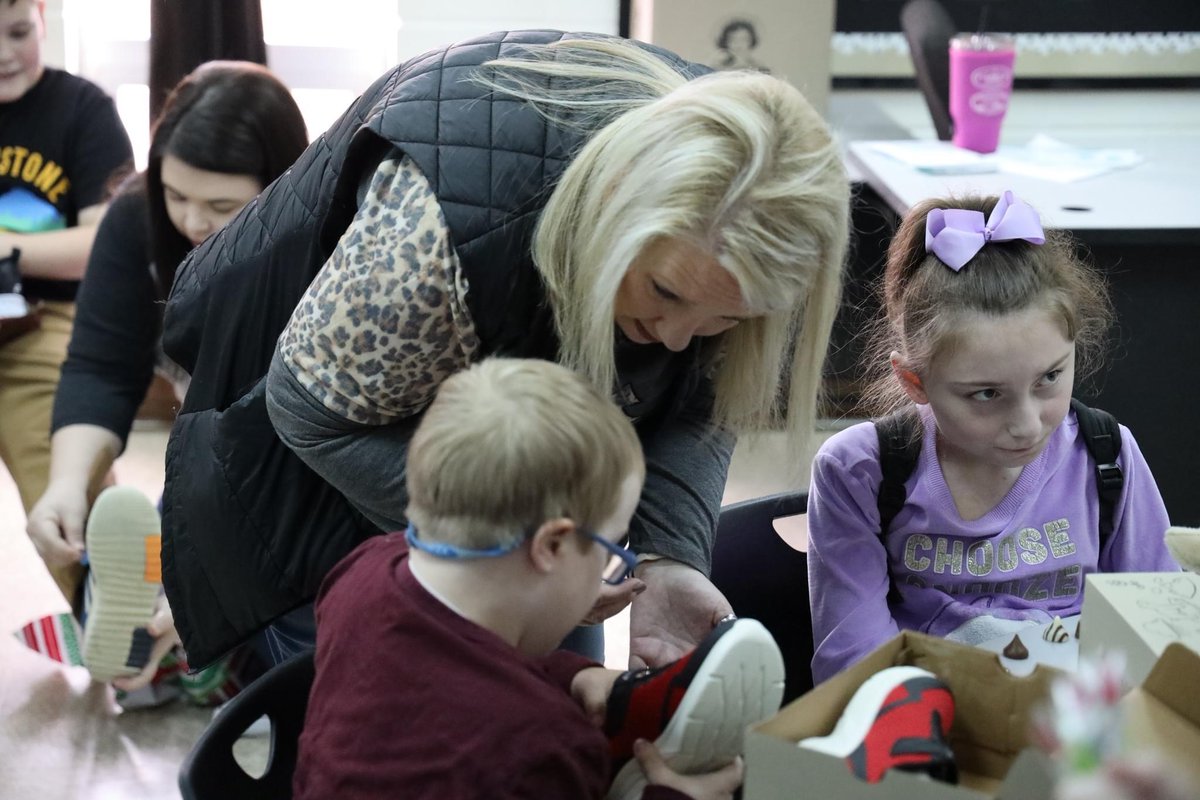 PeoplesBankAL's tweet photo. One of the highlights every year at Peoples Bank is our Christmas Shoe Giveaway at the Cullman County Child Development Center!  Thank you to every teacher, staff member &amp; volunteer who helped this year, &amp; Merry Christmas to every student and family involved. #shoutouttoshoeshow https://t.co/NlnSTk2pTB