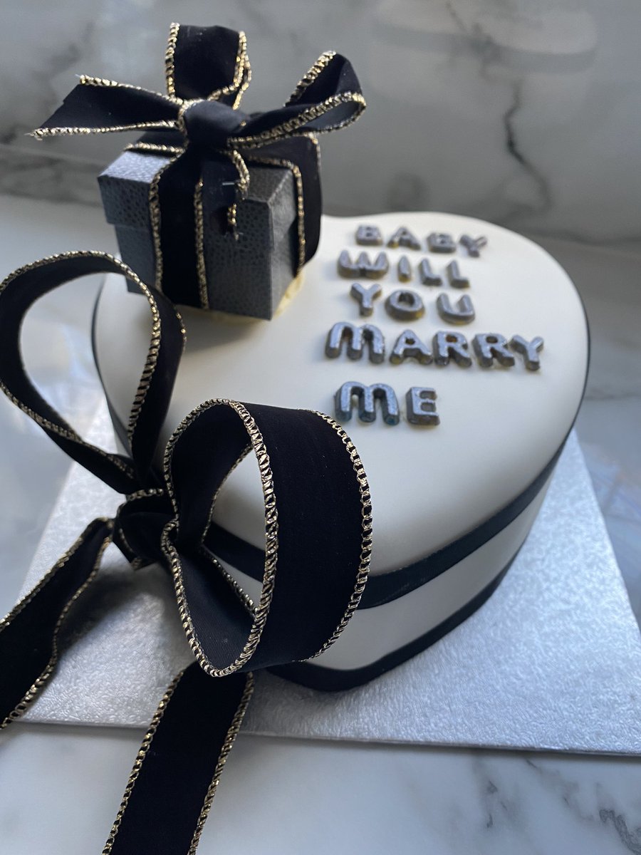 pollypantries's tweet photo. Off she goes ! Iโd eat the cake and say no ๐๐๐joke !! Itโs a beautiful ring ! Congratulations in advance to my fabulous clients ๐๐๐ฅฐ๐ฅฐ๐ฅฐ๐ฅฐ#chef #bake #lastmin #order https://t.co/4q5CRJnkJd