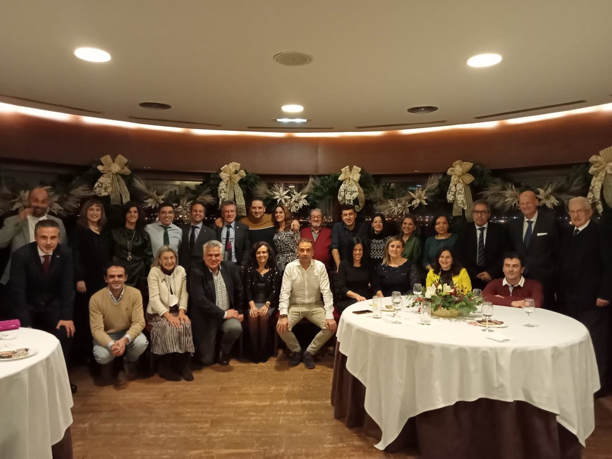 🥳 El pasado viernes noche, tuvimos el placer de celebrar una cena de gala por la jubilación de nuestro Presidente, José Luis Fernández Lago.
🫶 Gracias a todos los asistentes por compartir esta emotiva celebración en un marco incomparable.

#Podología #COPOAS