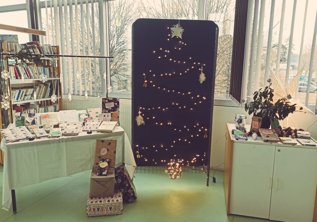 BezoutCdi's tweet photo. ☃️🌨@lyceebezout77 Noël au CDI ! 😊☃️❄⛄Venez emprunter nos 📚📚 #Prêtsurprise  et repartez avec de la #Lecture pour les vacances #Nemours @AcCreteil https://t.co/8qzixOeJ6m
