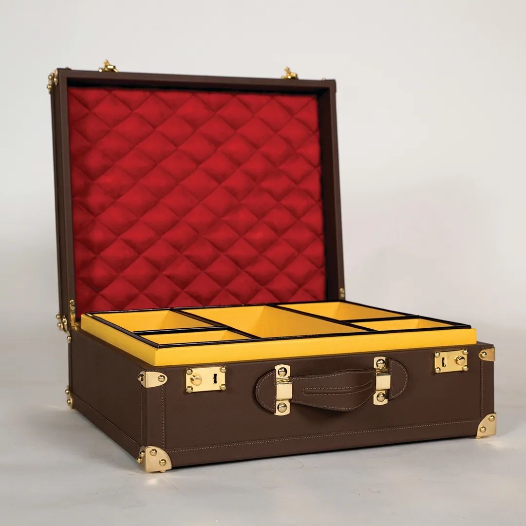 DesignsMagus's tweet image. Accessory Box

Crafted with genuine leather as outer finish and suede fabric inside with brass hardware.

Buy Now @ bit.ly/3PlBvM2

#storagebox #storageboxmurah #storage