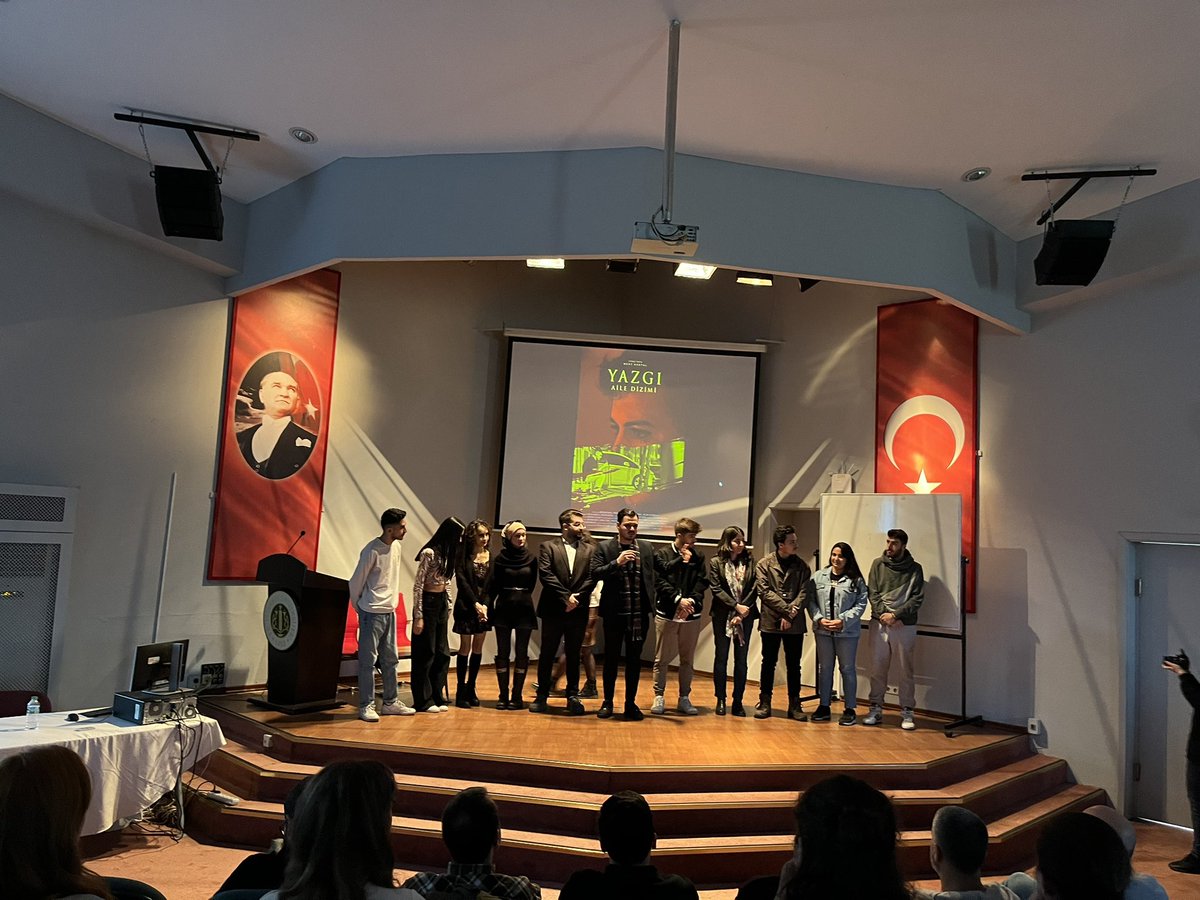 Yönetmenliğini Radyo Televizyon ve Sinema 4. sınıf öğrencimiz Mert Kartal'ın yaptığı ve film ekibinin fakültemiz öğrencilerinden oluştuğu Yazgı: Aile Dizimi kısa filminin gösterimi; fakültemiz hocaları, sinema sektöründen konuklar ve öğrencilerimizin katılımıyla gerçekleşti.