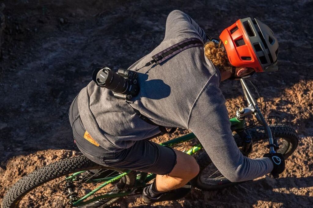 OuterShellAdven's tweet photo. If you're a photography nerd, we have the camera strap for you 🤓📸
.
.
.
#outershell #bikebag #bikepackinglife #gravelgrinding #bikecamping #handlebarbag #explorebybike #adventurebybike #sfmade #bikeshots #gravelbike #middleofnowhere #graveltravel #viewfromthesaddle #cyclin… https://t.co/hY9LXyXAGR