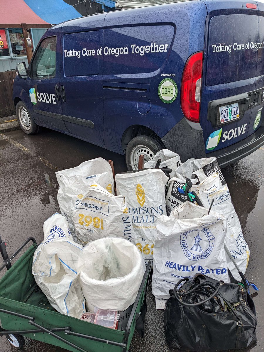 Another <a href="/SOLVEinOregon/">SOLVE</a> cleanup for #SeabumsNFTs 
This time <a href="/tgeek/">jesseadams.eth</a> got his whole family out!

#BumsCleanBeaches #OceanConservation
#RiverCleanup
#plasticpollution