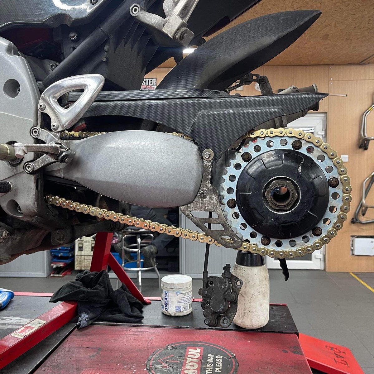 DMC_Motorcycles's tweet photo. JC Guns has obviously been taking tips from the master ๐
โข
#doncastermotorcycles #triumph #triumphmotorcycles #triumphdaytona #motorcycle #motorcycles #motorbike #biker #motorcyclemechanic #motorcyclemechanics #motorcycleworkshop https://t.co/G94LyrsUjj