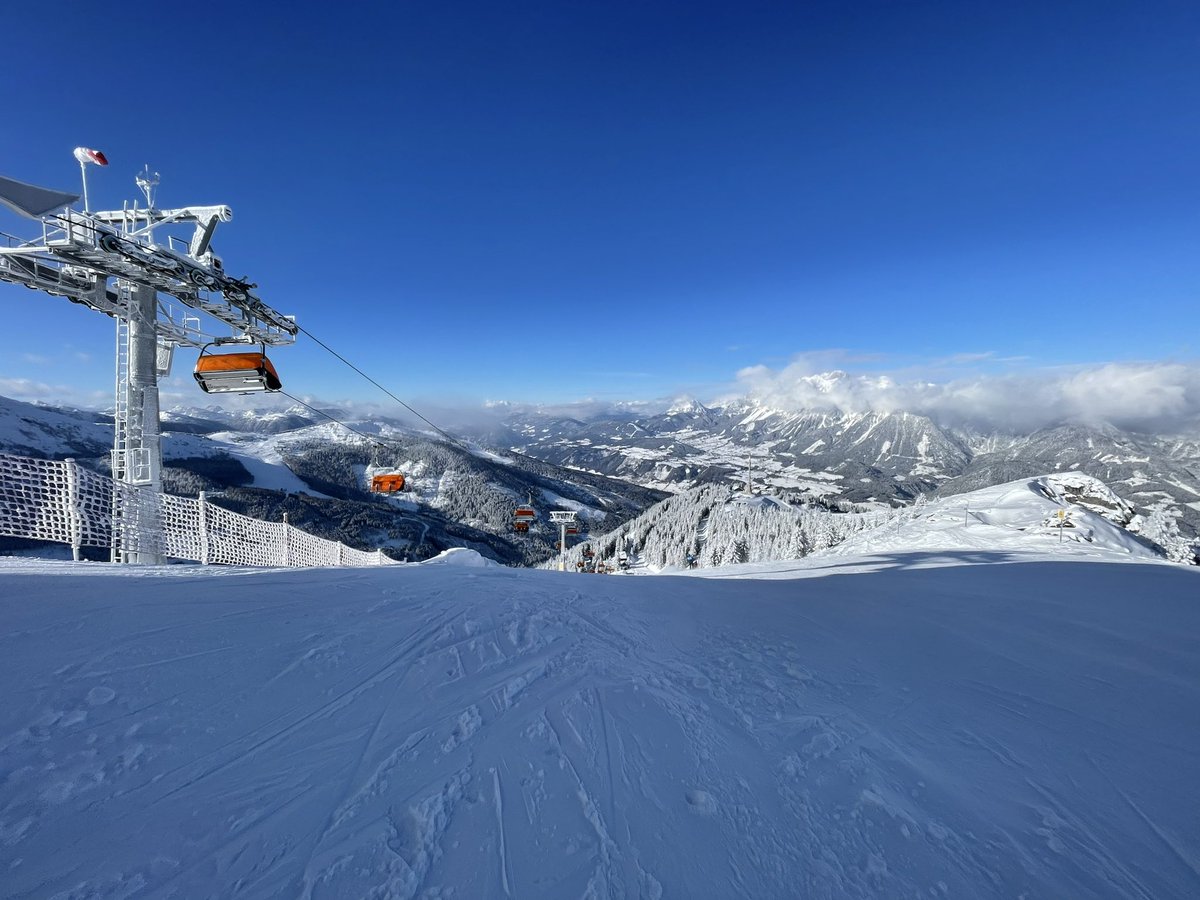 HauserKaibling's tweet image. Der Berg ruft!🏔️
Traumhaftes Wetter mit strahlendem Sonnenschein und besten Pistenbedingungen haben heute für einen perfekten, unvergesslichen Skitag gesorgt!☀️

😉 👉🏼 MORGEN ebenfalls TRAUMHAFTES SKIWETTER 🎿 Rauf auf den Berg!

#hauserkaibling #schladmingdachstein #skiamade